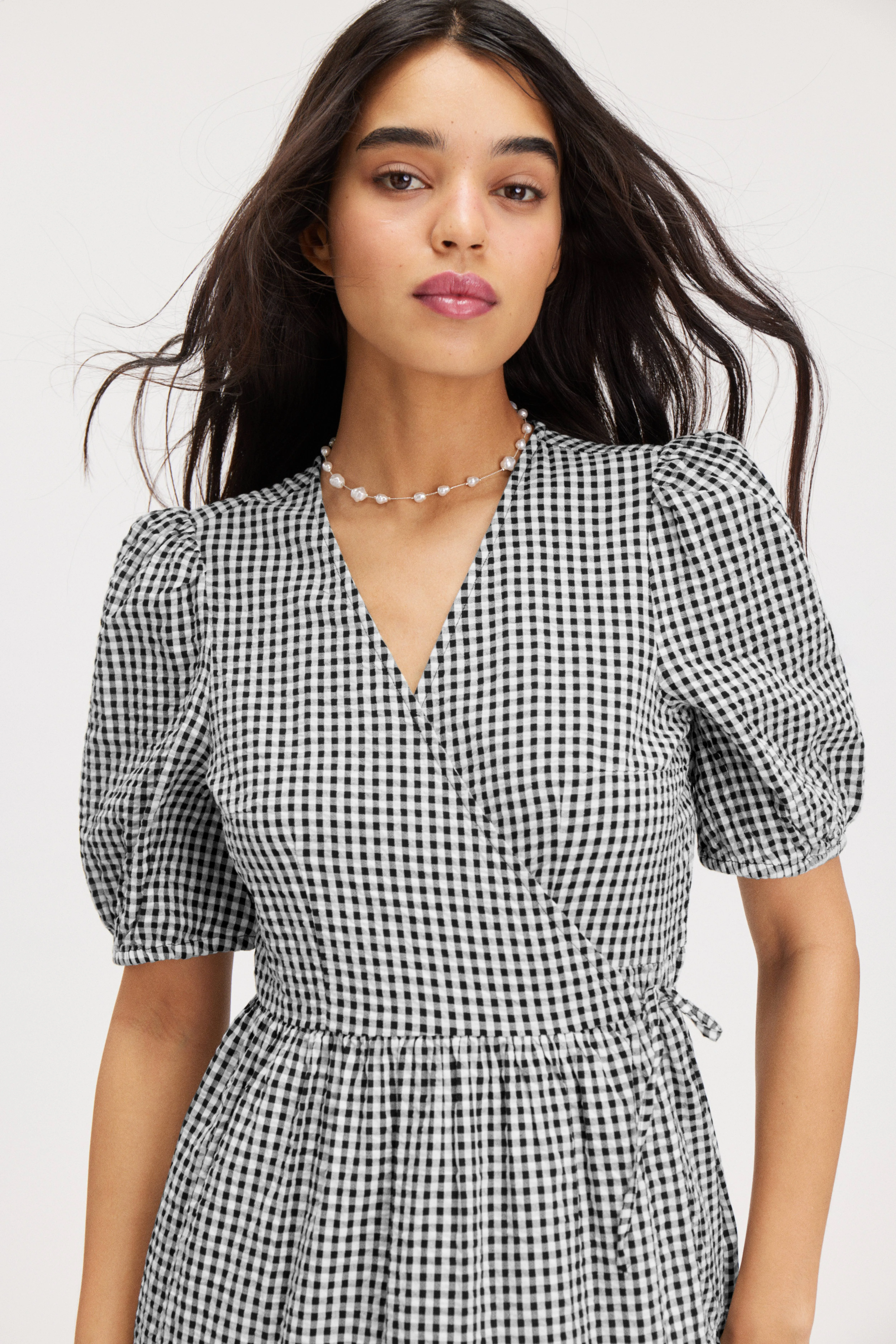 Short Sleeve Maxi Wrap Dress - V-neck - Short sleeve - Black Check - Ladies | H&M GB